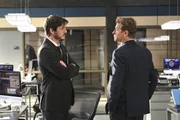 Marcus Pike (Pedro Pascal, l.), den Lisbon heiraten wollte, bevor Jane (Simon Baker, r.) ihr seine Liebe gestand, taucht im B&uuml;ro auf, um ihr einen Besuch abzustatten. Dabei muss er erkennen, dass er keine Chance mehr bei Lisbon hat, deren Bindung zu Jane immer enger wird ...