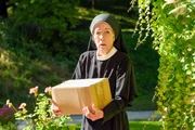 Schwester Felicitas (Karin Gregorek) erhält erneut ein Paket.