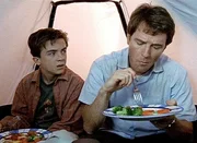 Hal (Bryan Cranston, re.) und Malcolm (Frankie Muniz) haben sich in ein Zelt zurückgezogen, um wenigstens beim Essen nicht von Fledermäusen belästigt zu werden.