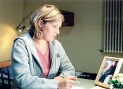 Teresa Fränze (Nicole Ernst) wird in Reutlitz eingeliefert und sofort mit den harten Knastgesetzen konfrontiert. Nachdenklich schreibt sie ihren Kindern, die sie schmerzlich vermisst...