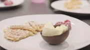 Dessert bei Lea Martin auf der Straußenfarm Beutenmühle in Owingen am Bodensee (SWR).