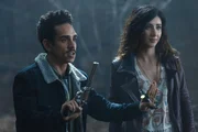Pablo Simon Bolivar (Ray Santiago, l.); Kelly Maxwell (Dana DeLorenzo, r.)