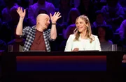 Rateteam-Kapitän Bernhard Hoëcker (l.) mit Schauspielerin Cheyenne Pahde (r.).