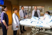 (v.li.): Noah Galvin (Dr. Asher Wolke), Antonia Thomas (Dr. Claire Browne), Hill Harper (Dr. Marcus Andrews), Richard Schiff (Dr. Aaron Glassman), Michael Taylor (Jeff Williams).
