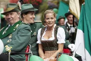 In einem malerischen Eifeldorf fährt der Schützenzug mit Paul Scholz (Bernd Tauber, l.) Mario Berger (Felix Kramer) und Claudia Mertens (Jessica Ginkel) durch die Gassen. Doch die Idylle täuscht...
