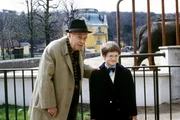 "Der Leihopa", "Der Nothelfer." Im Park lernt Waldemar einen jungen Münchner und dessen Sohn Florian kennen. Die Familie ist erst vor kurzem nach Wien übersiedelt, steckt aber nun in argen Nöten ...Im Bild (v.li.): Hans Holt (Franz Maierhofer), Florian Meyer (Florian).
