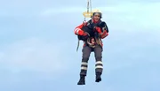 ARD/NDR SPÜRNASE, FÄHRTENSAU & CO. (15), "Rufus in geheimer Mission", am Dienstag (22.07.14) um 16:10 Uhr im ERSTEN. DRK-Rettungshündin Alizee soll heute zum ersten Mal im Hubschrauber mitfliegen. Wenn Hunde in Erdbebengebieten oder schwer erreichbaren Unglückstellen eingesetzt werden, ist der Zugang per Helikopter die einzige Möglichkeit. Für den Testflug steckt Silke Ahlquist den Hund in ein Spezialgeschirr - schließlich sollen beide sicher angegurtet in die Lüfte gehen. Ein bisschen nervös, aber dann doch gut hat Alizee ihren ersten Probeflug überstanden.
