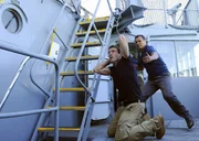 Graham (Adam Beach, r.), ein Navy Seal, der gerade von einem Einsatz in Afghanistan zur&uuml;ck ist, wird beschuldigt, seine Ehefrau ermordet zu haben. Doch er schw&ouml;rt, damit nichts zu tun zu haben. Da er es nicht beweisen kann, flieht er und nimmt einige Geiseln. Steve (Alex O'Loughlin, l.) und sein Team sind jetzt gefragt ...