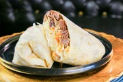 Der &bdquo;California Burrito&ldquo; ist eine einzigartige Kreation und gibt es nur in der Gegend von San Diego. &bdquo;Luche Libre&ldquo; packt sie mit frisch geschnittenen Pommes Frites, Carne Asada und allem Drum und Dran.