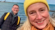 Das Leben von Claudia und ihrem Mann Uwe hat sich dramatisch verändert. Er erhält die Diagnose ALS. Die Nervenkrankheit ist unheilbar. Uwes Zustand verschlechtert sich rasant. Eine Herausforderung für Claudia, die ihn bei allen Entscheidungen unterstützt und bis zuletzt an seiner Seite ist: beim letzten Gleitschirmflug, dem Einzug ins Hospiz, bei seinem Tod. Und darüber hinaus. - Claudia Finke mit Ehemann Uwe Korous