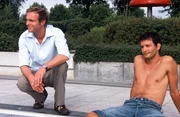 Nach der erfolgreichen Aufklärung des Mordes entspannen sich Falk (Dirk Martens, l.) und Gino (Luca Zamperoni, r.) am Pool.