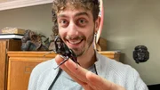 Jason mit einem Xylotrupes Gideon, einem "Braunen Nashornkäfer", auf der Hand.