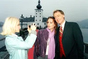 "Schlosshotel Orth", "Die Überraschung." Nur zwei Tage vor der Hochzeit mit Gabi pflegt Jacob intensiven Kontakt zu der attraktiven Risa Müller. Er zieht sich dadurch nicht nur den Ärger von Georg und Gabis Vater zu, sondern wird auch von Herrn Müller attackiert. Nach einer gefühlvollen Aussprache mit Fanny trifft Felix schließlich eine Entscheidung. Auch Gabi fasst einen Entschluss. Allerdings entspricht er nicht ganz jenen Erwartungen, die die Hochzeitsgesellschaft und vor allem Georg und Jacob gehabt haben. Im Bild (v.li.): Janette Kössler (Lilo), Nicole R. Beutler (Fanny), Albert Fortell (Felix Hofstätter).