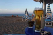 Das kühle Weizenbier gehört für die überwiegend deutschen Gäste zum Urlaub, wie die Sonne zum Adria-Strand.