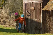 Ein Missverständnis versetzt Felix (Piet Eckert) und seine Freundin Samina ( Sarah Bendjelba) in Aufruhr. Beide befürchten, dass Opas Kaninchen Bimmel und Bommel zum Schlachter gebracht werden sollen.