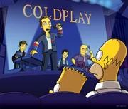 Homer (vorne r.) hat in Lotto gewonnen und genießt daraufhin mit Bart (vorne l.) ein Spezialkonzert von Coldplay ...