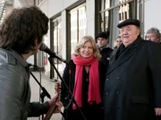 Isabel von Brede (Sabine Postel, M.) und Gregor Ehrenberg (Dieter Pfaff, r.) sind zu einem Auftritt des Straßenmusikers Nino Mendes (David Winter, l.) gekommen.