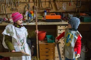 Da es nur 2 Ritterkostüme gibt, basteln Samina (Sarah Bendjelba) und Felix (Piet Eckert) ihr ein ritterliches Kostüm.