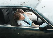Wege zum Glück Kapitel 444 Ben und Elsa haben auf dem Weg zum Flughafen einen Verkehrsunfall: Hubertus Grimm als Ben (vorne), Corinna A. Horn als Elsa (hinten)