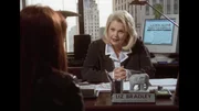EPG-Bild; Liz Bradley (Ann Jillian, r.) stellt Monica (Roma Downey) als Journalistin ein und erklaert ihr ihre Prinzipien.