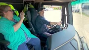 Dieter erfüllt sich dank Carmens Überraschung einen Traum: Er darf in einer Fahrstunde einen LKW steuern.