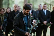 Auf der Beerdigung von Lukas König sind viele Kollegen von der Polizei. Unter ihnen auch Emre Sadik (Deniz Arora). Die beiden waren befreundet.