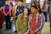Sue Heck (Eden Sher, l.)