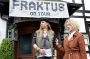 Böses Erwachen nach dem "Fraktus"-Konzert im Gasthof Aubach - Roadie Gonzo liegt tot in den Rabatten. Seine schwangere Freundin Cherry (Alexandra Schalaudek, l.) und Sophie Haas (Caroline Peters, r.) sind fassungslos. Böses Erwachen nach dem "Fraktus"-Konzert im Gasthof Aubach - Roadie Gonzo liegt tot in den Rabatten. Seine schwangere Freundin Cherry (Alexandra Schalaudek, l.) und Sophie Haas (Caroline Peters, r.) sind fassungslos.
