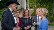 Stella (Ivonne Schönherr, r.) wehrt sich gegen den Verkauf des Familienanwesens – ganz zum Entsetzen von June (Angela Roy, M.) Carl Handsome (Reiner Schöne, l.) und Virginia (Isabel Varell, 2.v.l.).