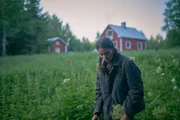 Kat (Eliot Sumner) ist nach wie vor auf der Suche nach den Taschen mit dem Geld und den Drogen, die sie ihrem Auftraggeber zurückbringen soll.