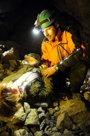 Andreas Marthaler (Martin Gruber, r.) hat in der Höhle den verunglückten Tommi (Timon Riedelbauch, l.) gefunden.