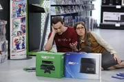 Sheldon (Jim Parsons, l.) bringt Amy (Mayim Bialik, r.) an den Rand der Verzweiflung, als er sich nicht zwischen zwei Spielsystemen entscheiden kann ...