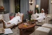 Gemma Johnson (Beth Behrs, l.); Tina Butler (Tichina Arnold, r.)