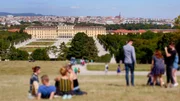 Wien ist eines der beliebtesten Reiseziele der Deutschen. Es gibt viele Gründe, die Stadt an der Donau zu lieben. Prominente Wiener und Wienerinnen erzählen von ihrer Stadt. - Ausblick auf das Schloss Schönbrunn.