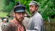 Fischer Hein (Fabian Busch, links) trifft Fischer Klaas (Peter-Heinrich Brix) im Dorf.