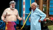 Komplett eingeseift taucht Nachbar Paschulke (Helmut Krauss, l.) in Peters Garten auf. Ihm wurde das Wasser abgeschaltet, jetzt muss er dringend bei Peter (Peter Lustig, r.) duschen.