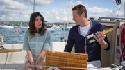 Hannah (Natalia Avelon) ahnt, warum Tony (Roman Knizka) sie auf einen Schiffsausflug eingeladen hat.