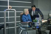 L-R: Christine Cranfield (Sylvestra Le Touzel) und Jerry Bernstein (David Schwimmer)