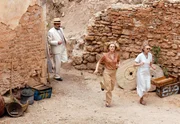 "Agatha Christie's Poirot", "Der Tod wartet." In der Hitze der syrischen Wüste suchen der exzentrische englische Archäologe Lord Greville Boynton und sein Sohn Leonard die letzte Ruhestätte von Johannes dem Täufer. Sie werden von Lord Boyntons zweiter Ehefrau, einer dominanten und reichen Amerikanerin, und von deren Adoptivkindern Raymond, Carol und Jinny, begleitet. Hercule Poirot macht Urlaub in Syrien und beobachtet gemeinsam mit einigen anderen Gästen die Ausgrabungen, die plötzlich vom Tod Lady Boyntons überschattet werden. Jeder der Verdächtigen hat einen guten Grund, sie zu töten, aber nur Poirot ahnt, wer ihren Tod so sehr herbeisehnte, dass er zur Tat schritt. Dies äußert er auch gegenüber einem Colonel: "Wissen sie, mon ami, es sind die kleinen grauen Zellen, sie flüstern Poirot etwas zu." Die Abgründigkeit des Falls wird allerdings auch Poirot erst bewusst, als es für einen versöhnlichen Ausgang zu spät ist.Im Bild (v.li.): David Suchet (Hercule Poirot), Christina Cole (Sarah), Angela Pleasence (Nanny).