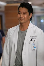 Dr. Alex Park (Will Yun Lee)  Die Verwendung des sendungsbezogenen Materials ist nur mit dem Hinweis und Verlinkung auf RTL+ gestattet.