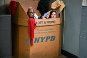 Ray Holt (André Braugher, l.); Rosa Diaz (Stephanie Beatriz, r.)
