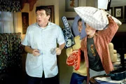 Hal (Bryan Cranston, l.), Reese (Justin Berfield, M.) und Malcolm (Frankie Muniz, r.) nehmen den Kampf gegen die Fledermausplage im Haus auf ...