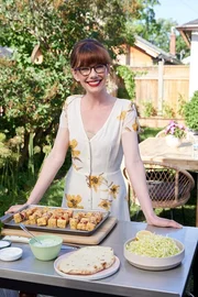 Mary bereitet ihr Gericht im Garten vor.