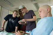 Jonas (Damian Hardung, r.) bekommt Besuch von seinen Freunden, die ihm jedoch seit seinem Aufenthalt im Krankenhaus, fremd sind.