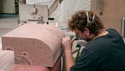 Kilian Zienke arbeitet an einem mit Blattornamenten verzierten Profilstück des Mainzer Doms.