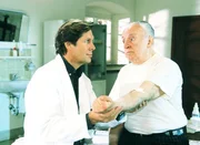 Dr. Stefan Frank (Sigmar Solbach, li.) untersucht den Entertainer Theodor Ulmke (Eddi Arent).