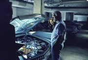 Scully (Gillian Anderson, 2.v.r.) und Monica (Annabeth Gish, l.) machen in der Tiefgarage Bekanntschaft mit Burt (Burt Reynolds, r.), einem Berufsspieler.