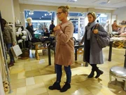 Wie geällt Shoppingbegleitung Simone (r.) der Mantel von Sabine?