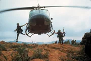 Soldaten springen aus einem Helikopter.