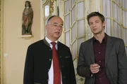 Polizeichef Achtziger (Alexander Duda, l.) macht Kommissar Sven Hansen (Igor Jeftic, r.) auf eine interessante Spur aufmerksam.